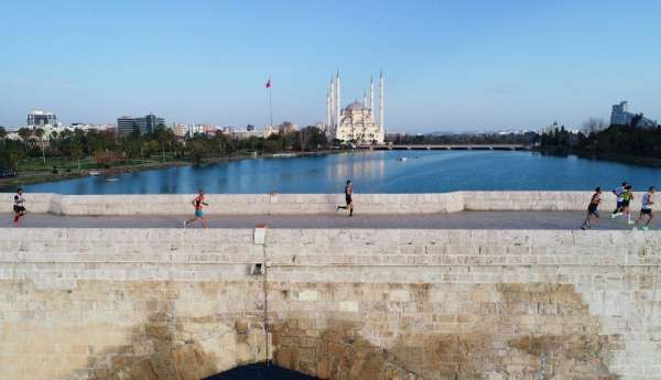 Adana Kurtuluş Yarı Maratonu' kentin tarihi dokusunu yansıttı 