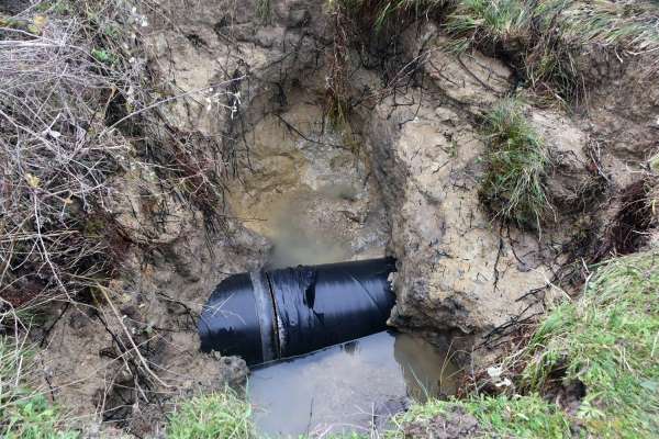 Sinop'ta heyelan nedeniyle içme suyu borusu kırıldı
