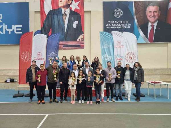 Afyonkarahisar'da 6 farklı kategoride yapılan tenis turnuvası sona erdi
