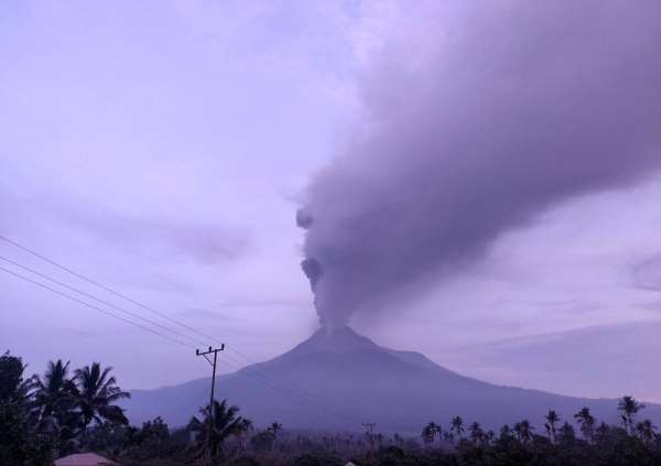Endonezya'daki Lewotobi Laki-Laki Yanardağı'nda patlama