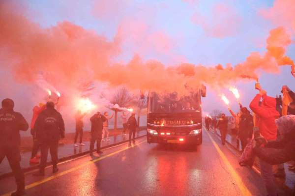Galatasaray kafilesine Sivas'ta coşkulu karşılama
