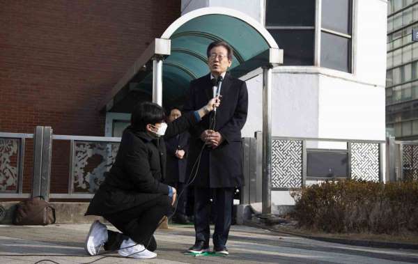Güney Kore'de boynundan bıçaklanan ana muhalefet lideri taburcu oldu