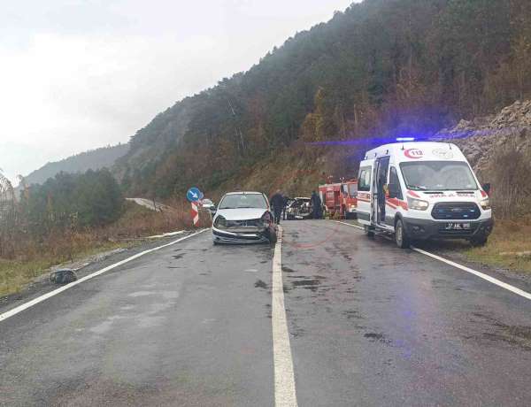 Kaza yapan Tofaş marka otomobil hurdaya döndü: Sürücüyü itfaiye kurtardı