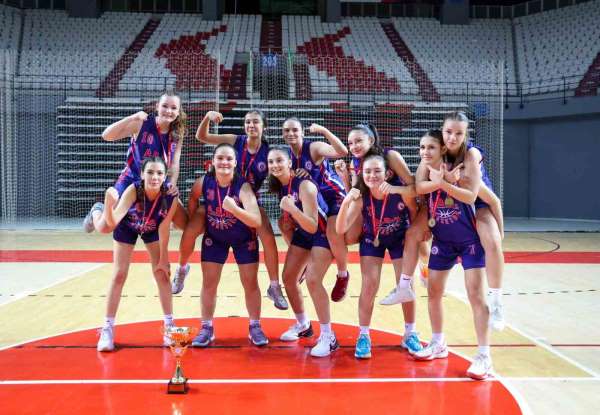 Büyükşehir'in basketbolcu kızları Antalya şampiyonu oldu