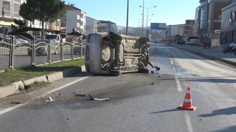 Samsun'da otomobil aydınlatma direğine çarptı: 1 yaralı