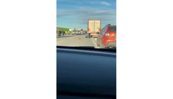 Edirne'de peş peşe kazalar: Hamzabeyli yolunda otomobil tıra çarptı, Demirhamlı'da tır sulama kanalında durabi