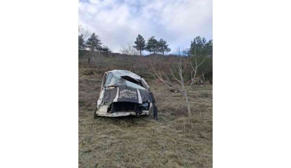 Şarampole devrilen minibüs hurda yığınına döndü: 1 yaralı