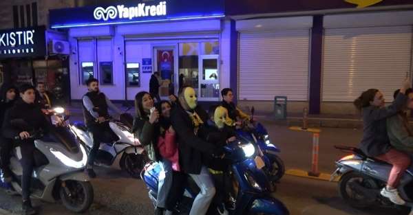 Süper Kupa zaferini Kilis'te motosikletlerle şehir turu atarak kutladılar