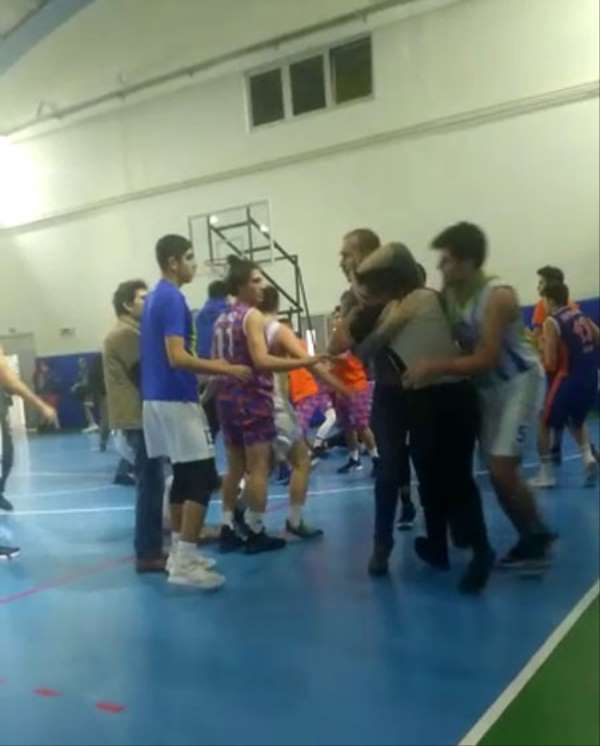 (Özel) Basketbol maçında hakemlere tekmeli yumruklu saldırı kamerada