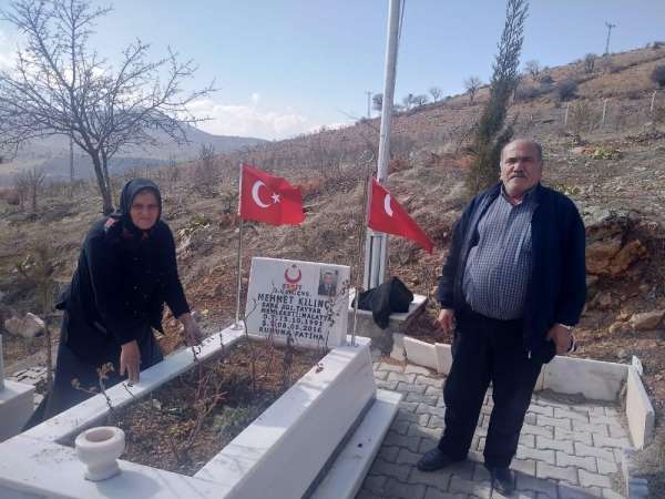 Şehit mezarındaki Türk Bayrağı'na Jandarma hassasiyeti 
