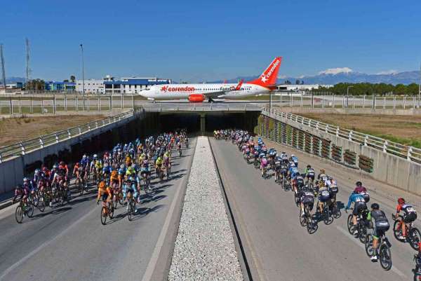 Üst geçitteki uçak Tour Of Antalya'nın simge fotoğrafı oldu