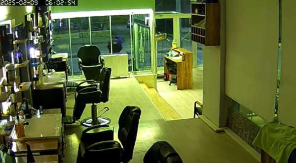 Isparta'da kuaför salonuna tekme ve taşlı saldırı güvenlik kamerasında