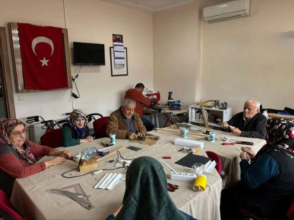 Sinop'ta huzurevi sakinleri, ceviz kabuğu ile minyatür eşyalar üretiyor