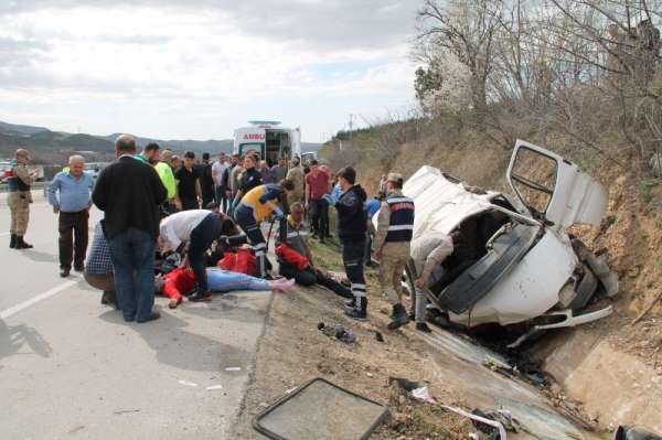 Amasya'da minibüs şarampole yuvarlandı. İlk belirlemelere göre 9 kişi yaralandı.