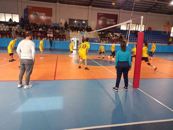 Tatvan'da Okullar Arası Voleybol Turnuvası