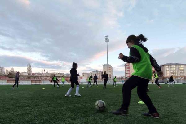 Ardahan Kura Spor Kadın Futbol Takımı hazırlıklarını sürdürüyor