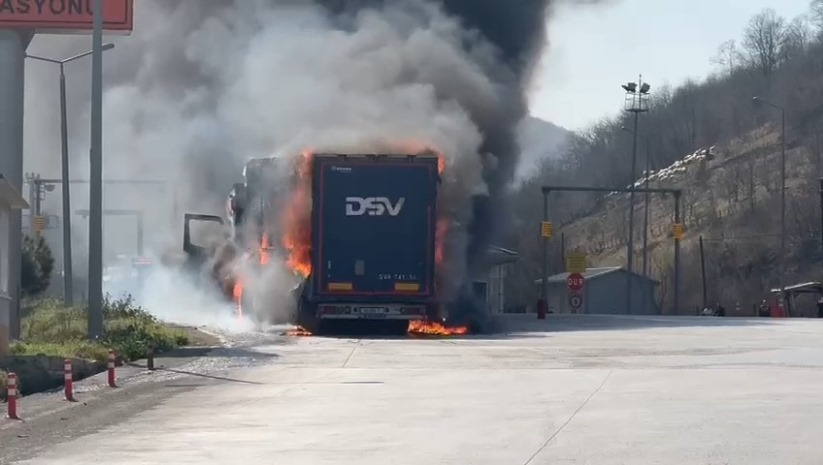Samsun'da karton yüklü tır, Karayolları Denetleme İstasyonu'nda alevlere teslim oldu
