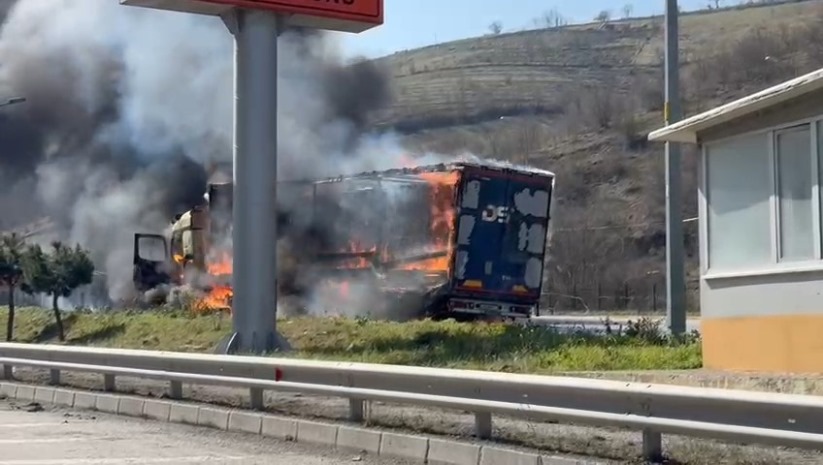 Samsun'da karton yüklü tır, Karayolları Denetleme İstasyonu'nda alevlere teslim oldu