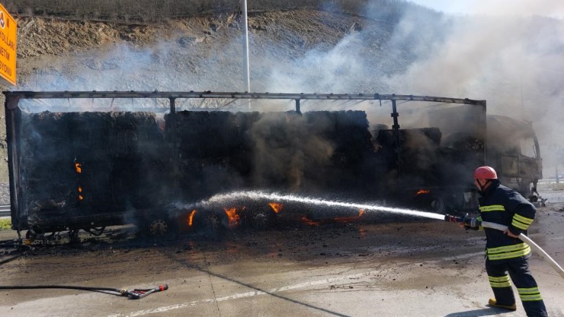 Samsun'da karton yüklü tır, Karayolları Denetleme İstasyonu'nda alevlere teslim oldu