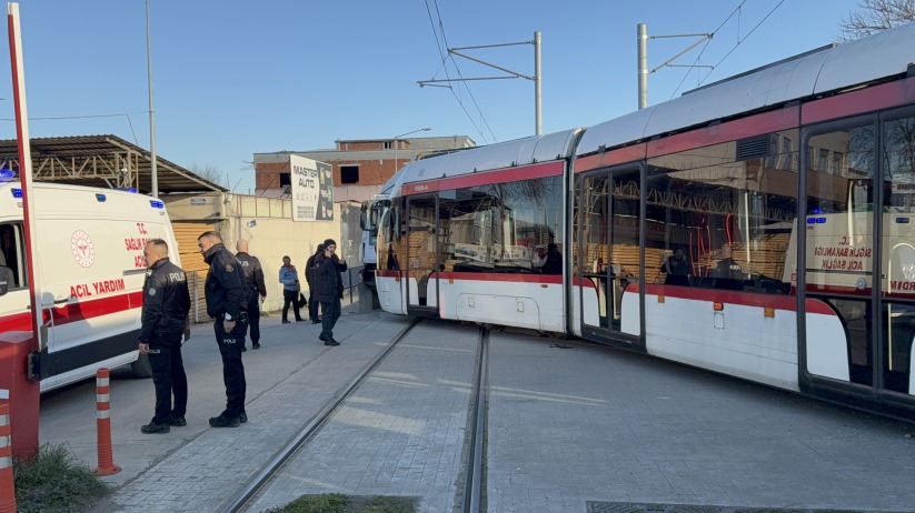 Samsun'da tramvay ile kamyon çarpıştı: 3 yaralı
