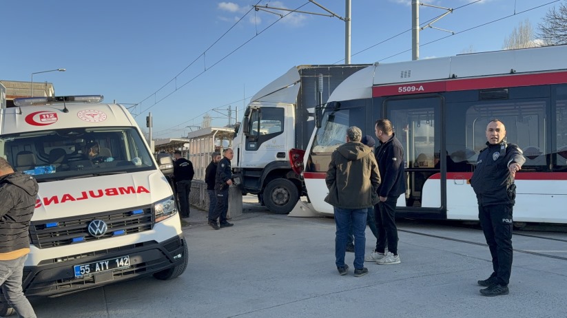 Samsun'da tramvay ile kamyon çarpıştı: 3 yaralı