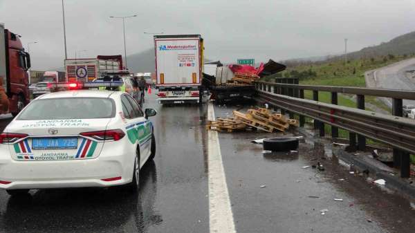 Çekmeköy'de art arda iki kaza: Tır ve kamyonet birbirine girdi