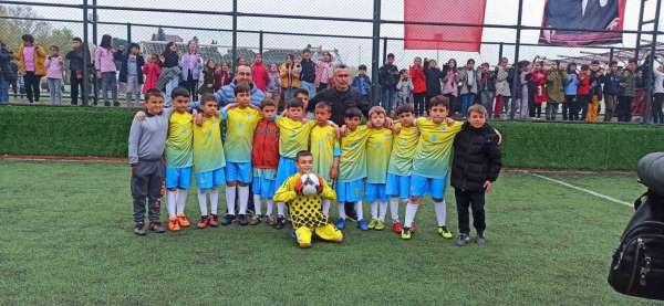 Sarıgöl'de ilkokullar arası futbol turnuvasının şampiyonu Tırazlar oldu