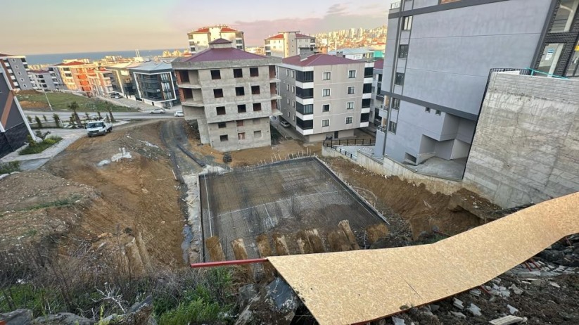 Samsun'da inşaat çalışması sırasında toprak kaydı, yol trafiğe kapatıldı