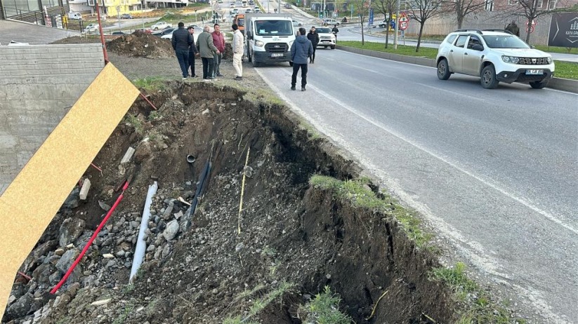 Samsun'da inşaat çalışması sırasında toprak kaydı, yol trafiğe kapatıldı