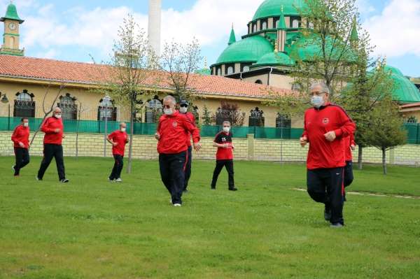 65 yaş ve üzeri vatandaşlar uzun bir aradan sonra spor yapmanın mutluluğunu yaşa