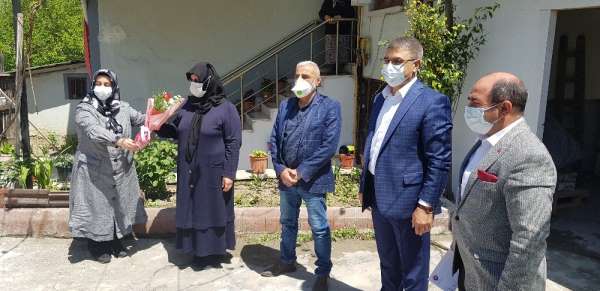 Vali, şehit annelerini ziyaret ederek günlerini kutladı