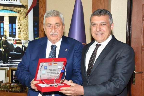 Diplomatlar birliğinden Palandöken'e plaket