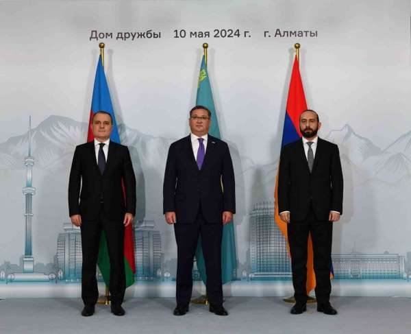 Azerbaycan ve Ermenistan Dışişleri Bakanları Kazakistan'da bir araya geldi