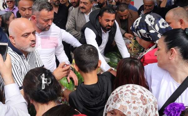 Denizli'de 2 bin kişiye ücretsiz meyve dağıtıldı