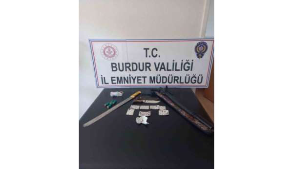 Kaçan araçtan, silah, bıçak ve uyuşturucu çıktı: 25 bin TL para cezası uygulandı