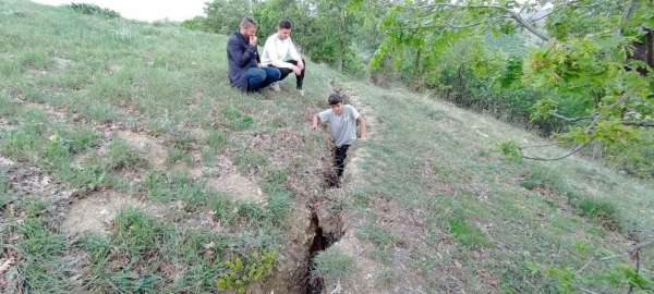 Tokat'ta deprem sonrası insan boyunda çatlaklar oluştu