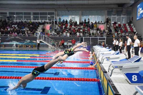 Balıkesir'de, Yüzme Ulusal Gelişim Ligi başladı