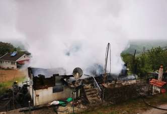 Sinop'ta ahşap ev yanarak kullanılamaz hale geldi