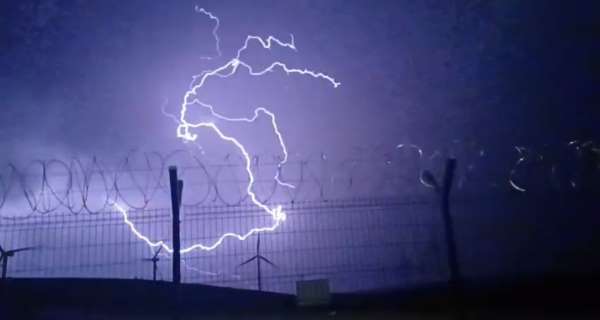 Tokat'ta fırtına nedeniyle ağaçlar devrildi