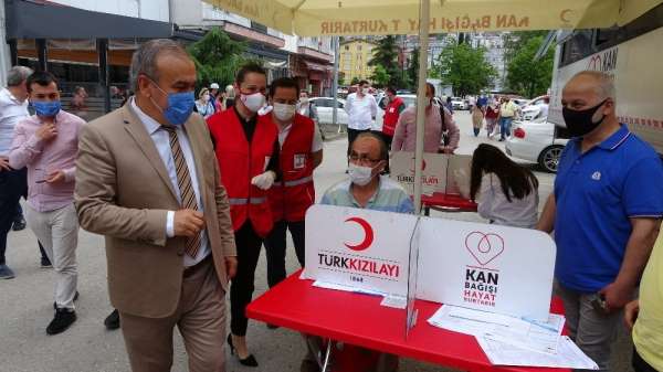 AK Parti'den Kızılay'a kan desteği