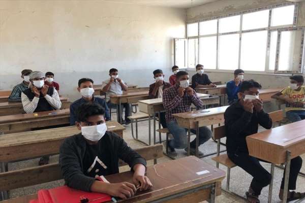 Eğitimlerini tamamlayan Suriyeli Gençler terör baskısından uzak şekilde sınıf bi
