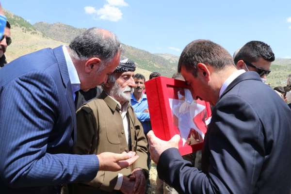 Siirt Valisi Hacıbektaşoğlu, şehit güvenlik korucusu Mehmet Babat'ın ailesine taziye ziyaretinde bulundu