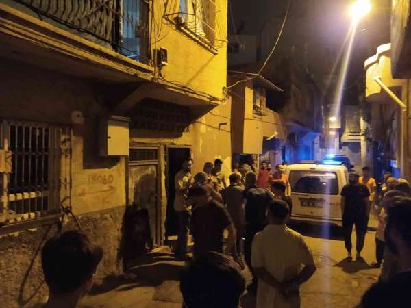Kara çarşaflı ve şapkalı kişiler bir eve silahlı saldırı düzenlendi: 1 ölü, 1 yaralı - Adana haber