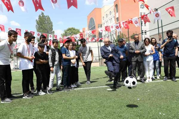 Keçiören Belediyesi bir okula daha halı saha kazandırdı - Ankara haber