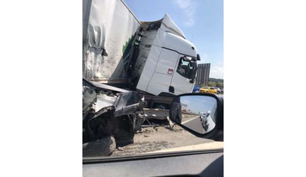 Pendik'te beton tankeri ve tırın karıştığı kazada beton tankeri yola devrildi. Olay yerine sağlık ekipleri sev