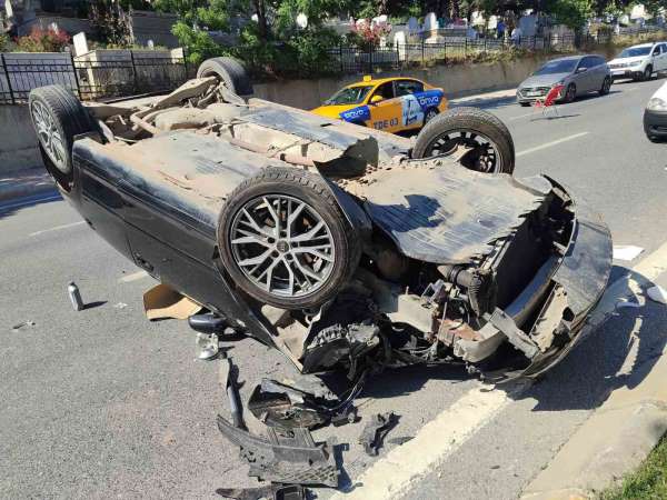 Küçükçekmece'de kaza yapan otomobil takla atıp ters döndü