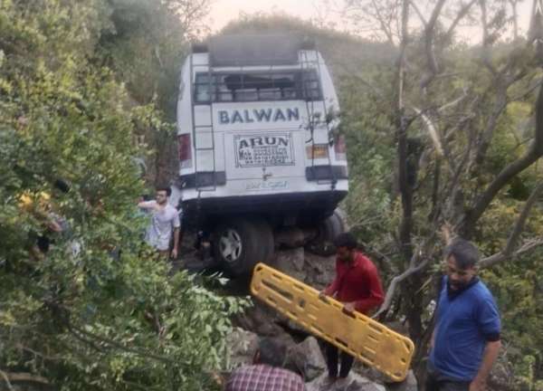 Hindistan'da otobüse saldırı: 10 ölü