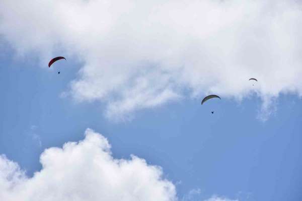 Konya'da İç Anadolu Bölgesi Türkiye Yamaç Paraşütü Hedef Şampiyonası yapıldı