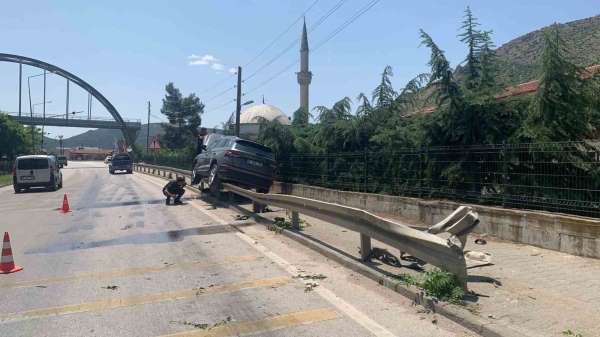 Amasya'da otomobil bariyere asılı kaldı: 1 yaralı