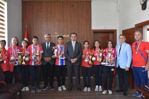 Kazandıkları kupa ve madalyaları, Salihli Kaymakamı Güldoğan'a götürdüler